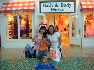 Ate Revvy, Niko and I at Bath and Body Works.